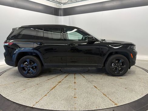 Certified 2024 Jeep Grand Cherokee Altitude AWD/4WD image 12