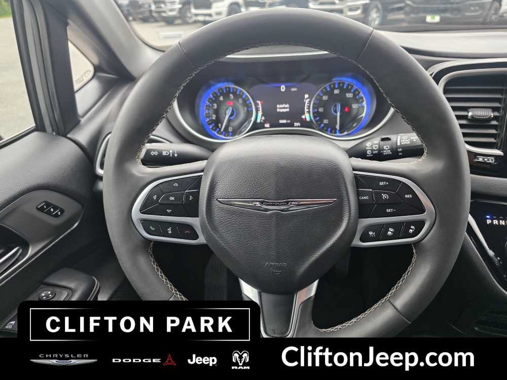 Certified 2025 Chrysler Pacifica Select FWD image 20