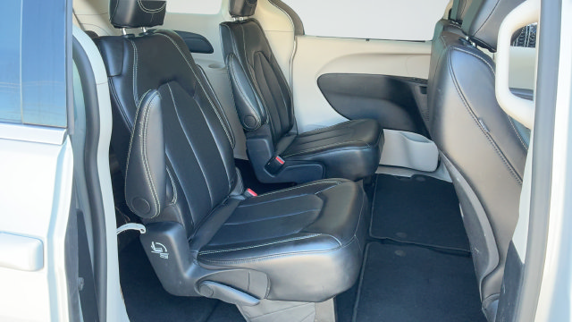 Used 2024 Chrysler Pacifica Touring-L FWD image 21