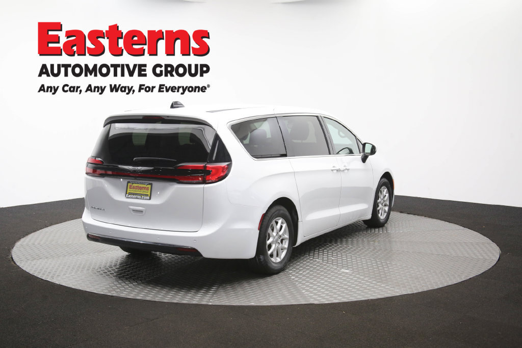 Used 2023 Chrysler Pacifica Touring-L FWD image 44