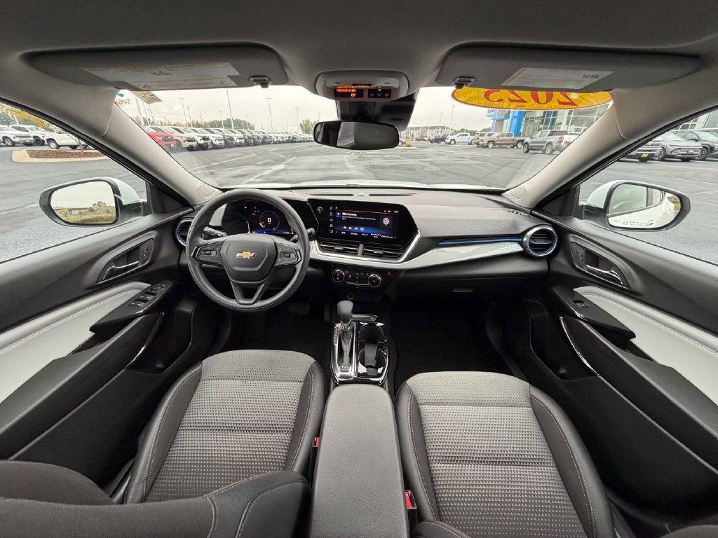 Used 2025 Chevrolet Trax LT FWD image 28