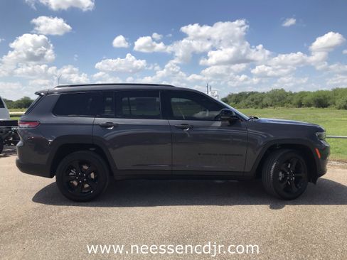 New 2025 Jeep Grand Cherokee L Limited w/ Luxury Tech Group II image 9