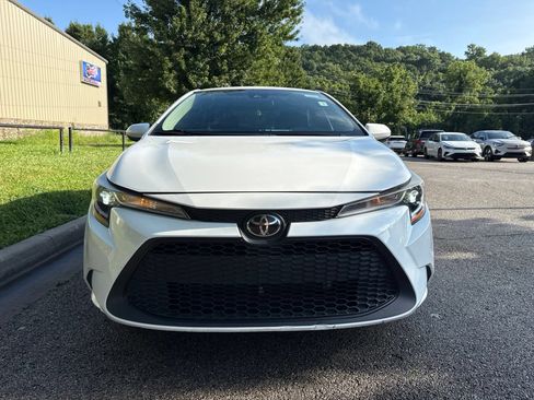 Used 2022 Toyota Corolla LE FWD image 2