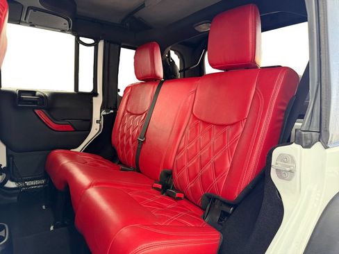 Used 2016 Jeep Wrangler Unlimited Rubicon w/ Connectivity Group AWD/4WD image 16