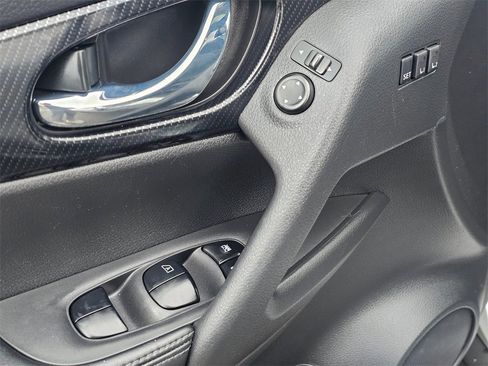 Used 2018 Nissan Rogue SL w/ Premium Package image 33