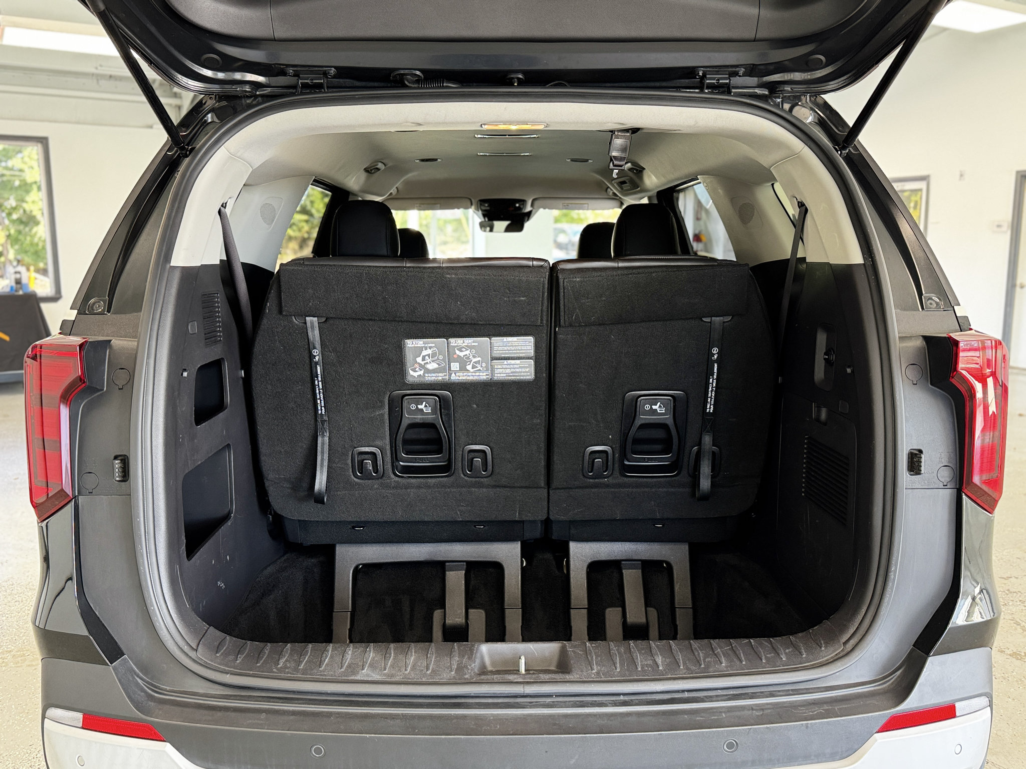 Used 2025 Kia Carnival FWD image 30