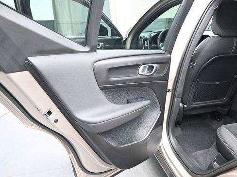 Used 2023 Volvo XC40 Recharge Ultimate image 13