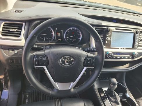 Used 2018 Toyota Highlander SE image 30