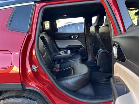 Used 2025 Jeep Compass Limited image 32