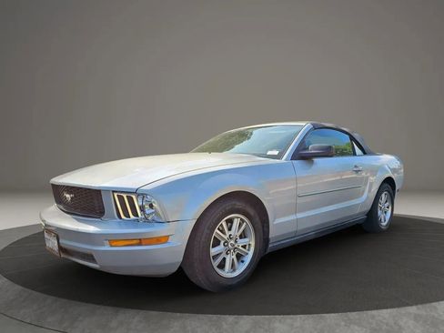 Used 2005 Ford Mustang Deluxe Convertible 2D image 2