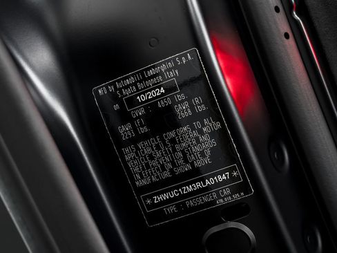 Used 2024 Lamborghini Revuelto image 10