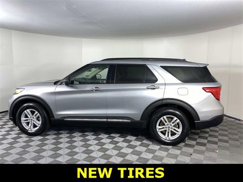 Used 2022 Ford Explorer XLT w/ Equipment Group 202A image 5