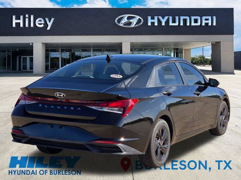 Used 2021 Hyundai Elantra SEL FWD image 4