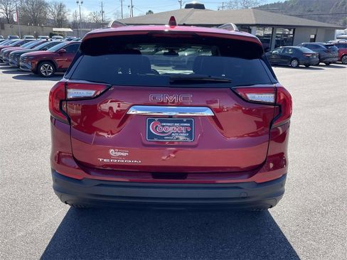 Used 2022 GMC Terrain SLE w/ Driver Convenience Package image 3