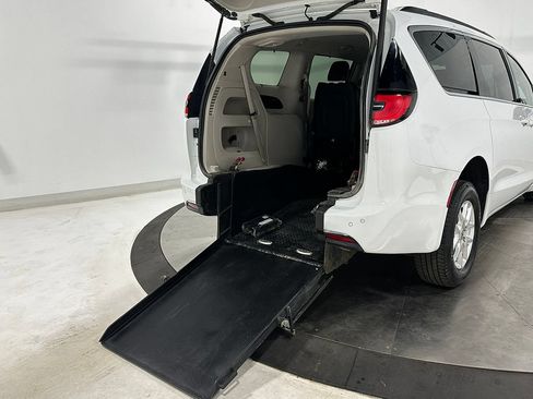 Used 2022 Chrysler Pacifica Touring-L FWD image 12