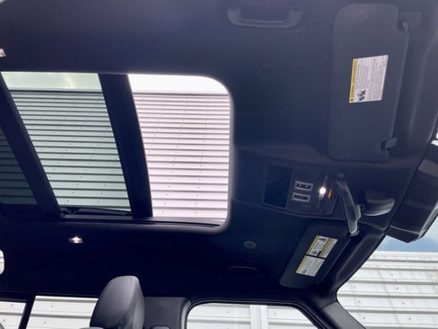 Used 2023 Land Rover Defender 110 X-Dynamic SE image 17