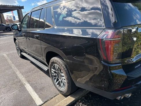 Used 2025 Chevrolet Suburban Z71 image 13