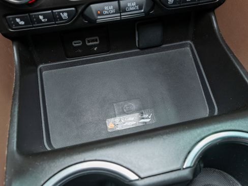 Used 2024 Chevrolet Suburban High Country image 22