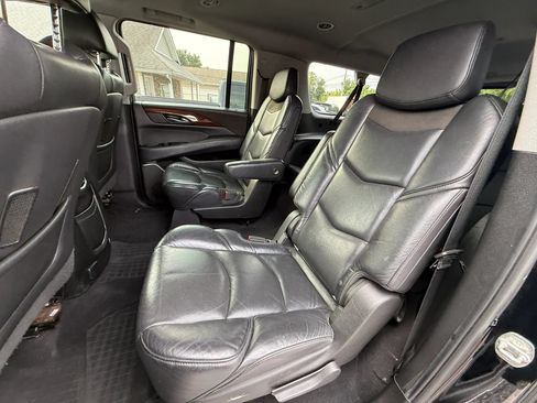 Used 2019 Cadillac Escalade ESV Luxury AWD/4WD image 12