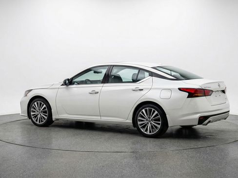 Used 2025 Nissan Altima 2.5 SV FWD image 6