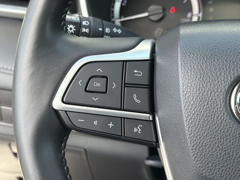 Used 2023 Toyota Highlander XLE FWD image 26