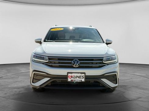Used 2022 Volkswagen Tiguan SE AWD/4WD image 2