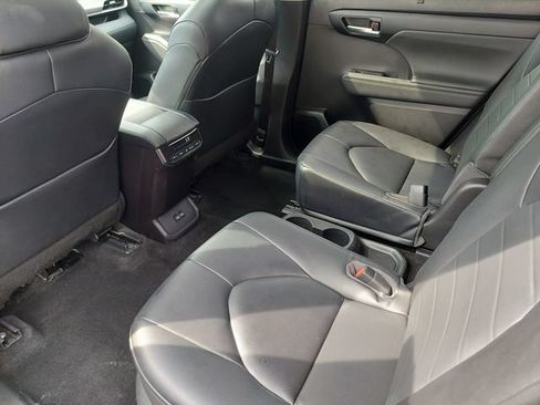 Used 2023 Toyota Highlander XLE FWD image 35