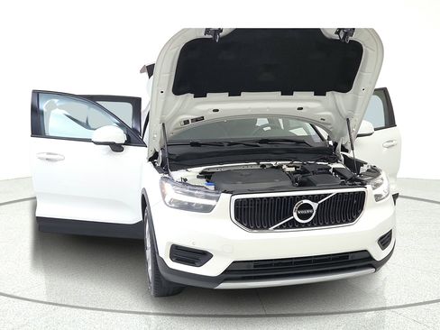 Used 2020 Volvo XC40 T4 Momentum FWD image 10