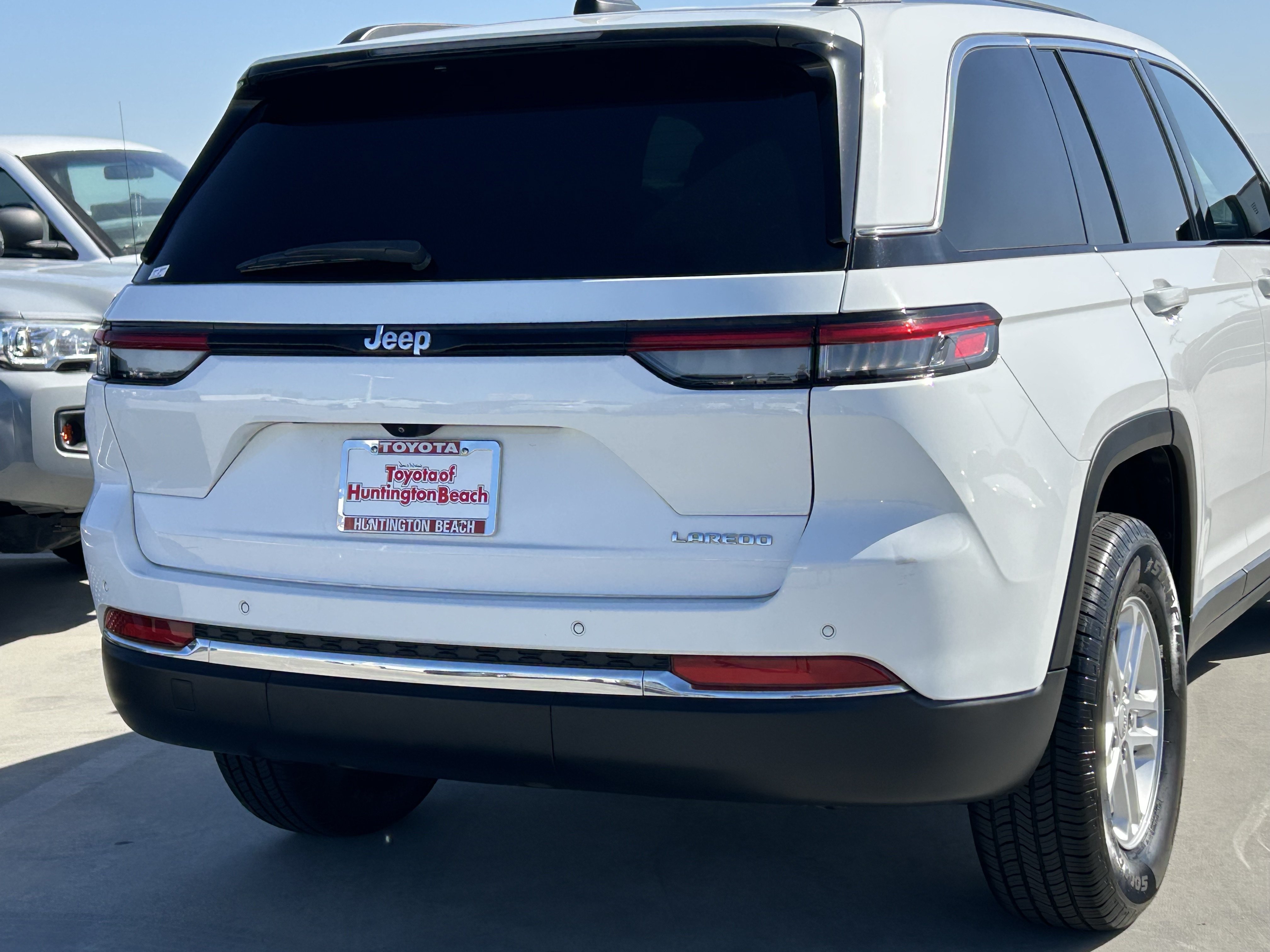 Used 2023 Jeep Grand Cherokee Laredo RWD image 4