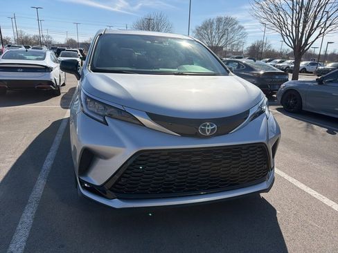 Used 2024 Toyota Sienna XSE image 6
