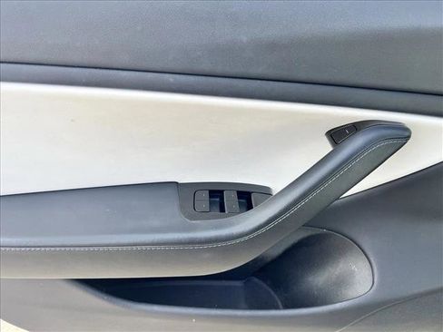 Used 2019 Tesla Model 3 Standard Range Plus image 8