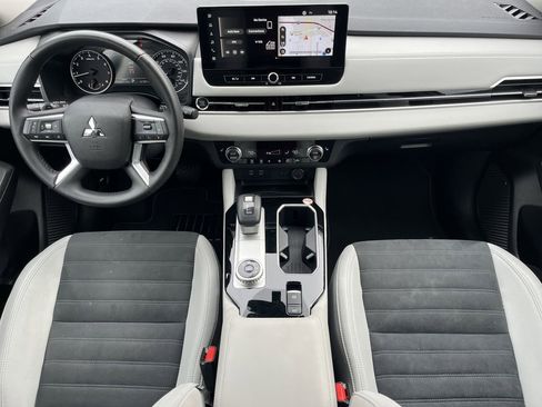 Used 2025 Mitsubishi Outlander SE FWD image 2