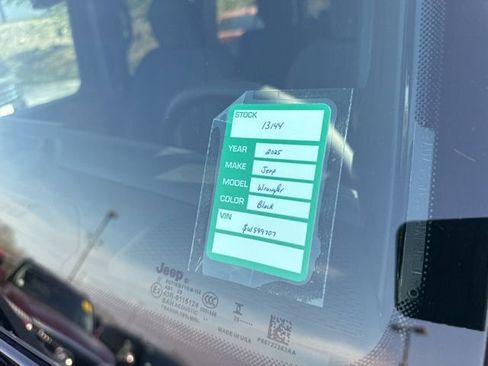 Used 2025 Jeep Wrangler Unlimited Sahara w/ Safety Group AWD/4WD image 19