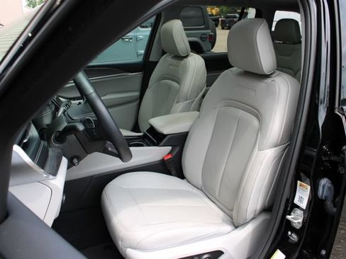Used 2022 Jeep Grand Cherokee Overland AWD/4WD image 14
