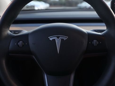 Used 2022 Tesla Model Y Long Range image 25