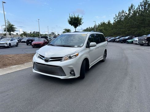 Used 2018 Toyota Sienna XLE Premium AWD/4WD image 2