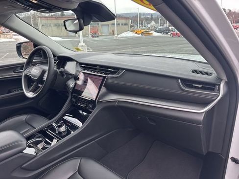 Used 2023 Jeep Grand Cherokee Limited image 11