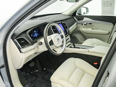 Certified 2025 Volvo XC90 B5 Core w/ Climate Package AWD/4WD image 17