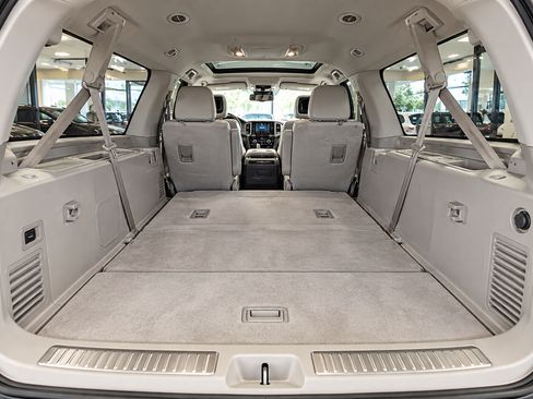 Used 2017 Lincoln Navigator L Select RWD image 11
