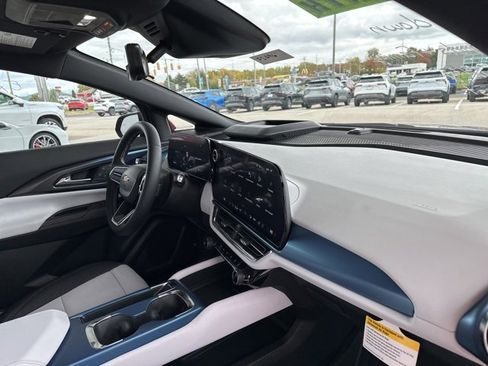 New 2026 Chevrolet Equinox EV LT image 33