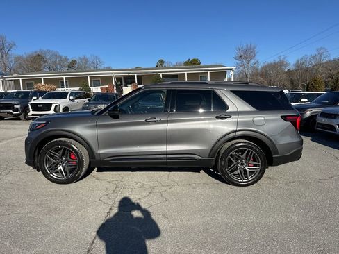 Used 2025 Ford Explorer ST-Line w/ ST-Line Street Pack image 2