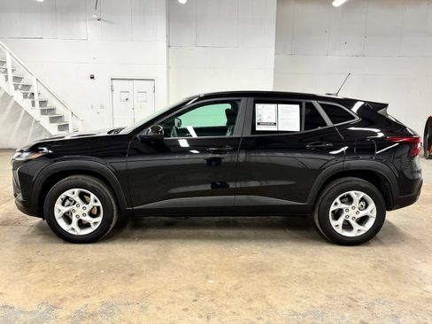 Used 2025 Chevrolet Trax LS w/ LS Convenience Package FWD image 4
