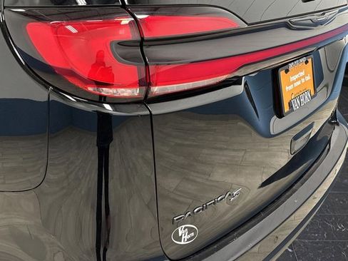 Used 2025 Chrysler Pacifica Limited image 37