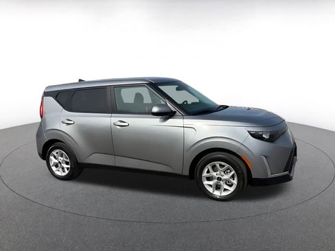 Used 2025 Kia Soul LX w/ LX Technology Package image 2
