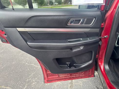 Used 2018 Ford Explorer XLT w/ Equipment Group 202A AWD/4WD image 28