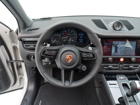 Certified 2026 Porsche Macan AWD/4WD image 30