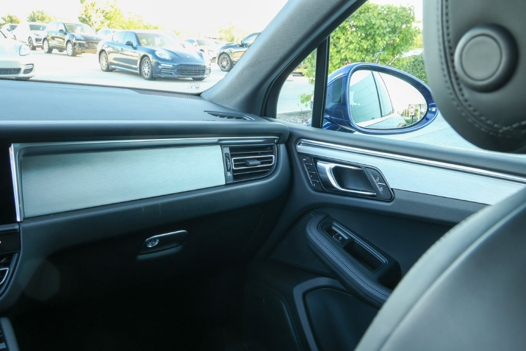 Certified 2026 Porsche Macan AWD/4WD image 38
