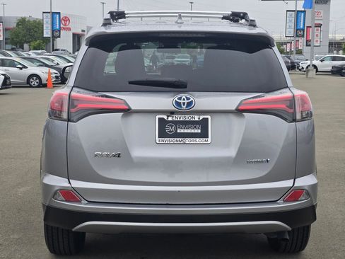 Used 2018 Toyota RAV4 LE w/ Carpet Mat Package AWD/4WD image 6