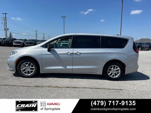 Used 2024 Chrysler Pacifica Touring-L FWD image 4