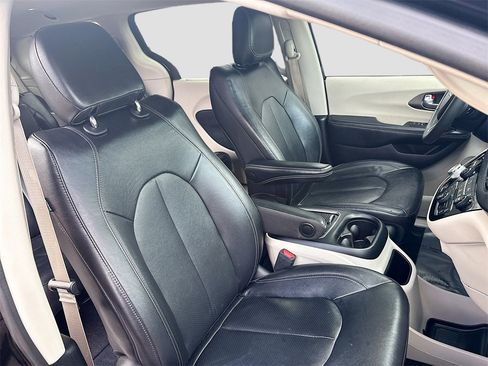 Used 2022 Chrysler Pacifica Touring-L image 28